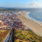 Vedere aeriană a orașului Nazaré și a plajei Praia da Nazaré, Portugalia