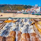 Detaliu al uscării peștelui pe plaja din Nazaré, Portugalia