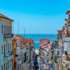 Vedere a unei străduțe foarte frumoase, tipice orașului Nazaré din Portugalia