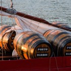 Detalii ale butoaielor de vin transportate cu barca pe râul Douro în orașul Porto