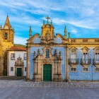 Capela Sfântul Francisc din Guimarães, construită în secolul al XV-lea, dispune de o navă amplă și decorațiuni din lemn aurite, precum și de azulejos notabile din secolul al XVIII-lea