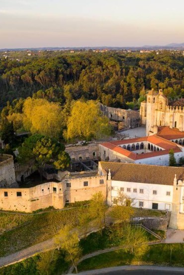 Vedere aerială a Conventului lui Hristos și a Castelului Templierilor (Patrimoniu Mondial UNESCO), construite pe un vechi loc de cult roman, mărturie a lungii istorii a Occidentului.
