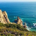 O vedere minunată a coastei de la Cabo da Roca, punctul cel mai vestic al continentului european, în localitatea Colares, municipiul Sintra