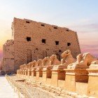 Complexul templar de la Karnak (din care Marele Templu al lui Amon și Templul din Luxor sunt doar o parte) se află pe malul estic al Nilului, iar construcția sa se desfășoară alături de istoria Egiptului antic
