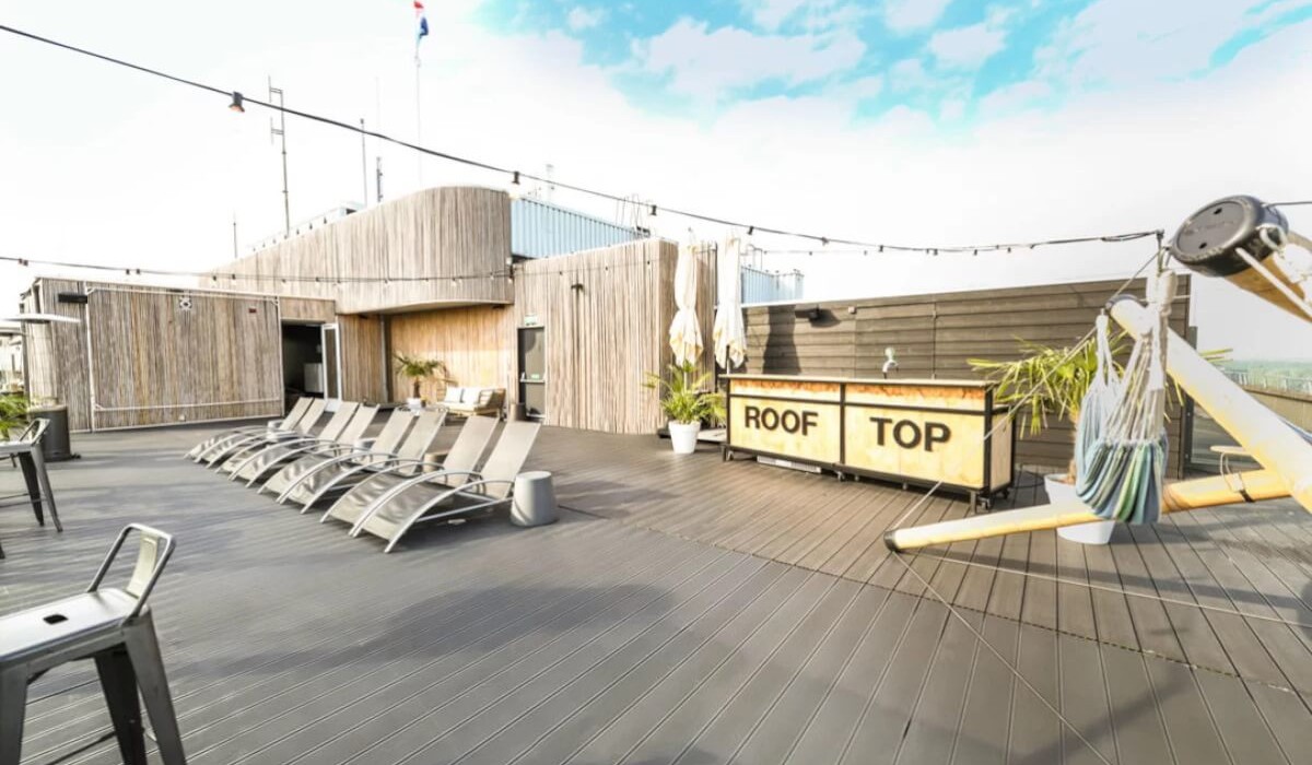 Leonardo Hotel Amsterdam Rembrandtpark - Rooftop-ul este o terasă panoramică la etajul 18, de unde poți admira o vedere spectaculoasă asupra orașului și savura băuturi, ceaiuri din plante, cafea și ciocolată caldă