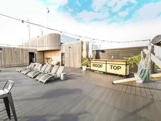 Leonardo Hotel Amsterdam Rembrandtpark - Rooftop-ul este o terasă panoramică la etajul 18, de unde poți admira o vedere spectaculoasă asupra orașului și savura băuturi, ceaiuri din plante, cafea și ciocolată caldă