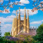 Sagrada Família se înalță în peisajul urban al Barcelonei cu turnuri zvelte și pinacluri policrome: capodopera lui Gaudí este cel mai important și vizitat monument al orașului.
