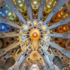 Bolțile hiperboloidale ale Sagradei Família distribuie lumina și sarcinile structurale prin coloane ramificate, formând o structură radială ce transpune natura în limbajul arhitectural al lui Gaudí.