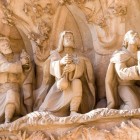 Grupul sculptural al Adorației Magilor însuflețește Fațada Nașterii a Sagradei Família: figurile bogate în detalii înfățișează omagiul celor trei regi adus Pruncului Isus.