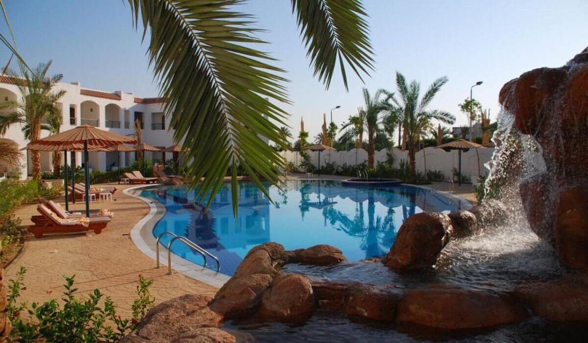 Coral Hills Resort - Coral Hills Resort Sharm El-Sheikh, vedere a cascadei și a marginii piscinei echipate cu șezlonguri și paturi de plajă