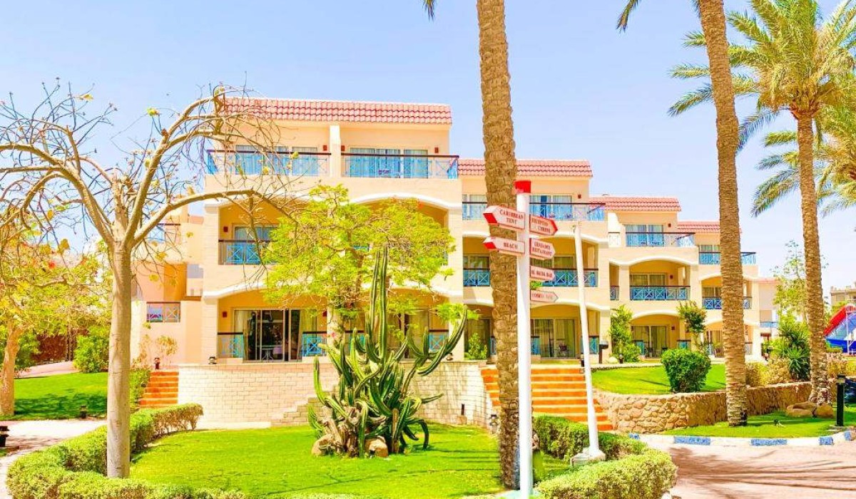 Ivy Cyrene Island Aqua Park Resort - Camere standard cu balcon mobilat și o vedere frumoasă către aleile complexului și grădinile impecabil întreținute.