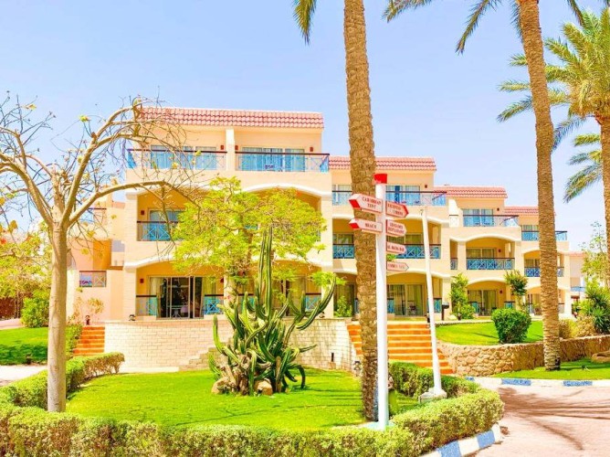 Ivy Cyrene Island Aqua Park Resort - Camere standard cu balcon mobilat și o vedere frumoasă către aleile complexului și grădinile impecabil întreținute.