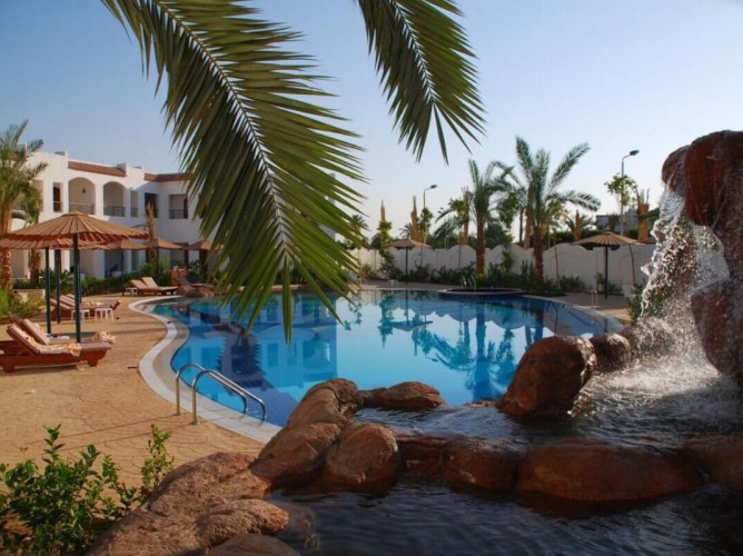 Coral Hills Resort - Coral Hills Resort Sharm El-Sheikh, vedere a cascadei și a marginii piscinei echipate cu șezlonguri și paturi de plajă