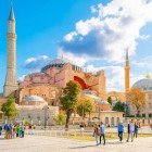 Construită în anul 537 d.Hr. ca catedrală bizantină, Sfânta Sofia este astăzi o moschee iconică din Istanbul, care unește secole de istorie, artă creștină și islamică într-o singură capodoperă.
