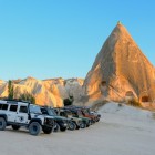 Excursie opțională: Safari cu jeep-ul pentru a te bucura pe deplin de peisajele unice ale Cappadociei, cu opriri pitorești pentru fotografiat peisajele și baloanele cu aer cald caracteristice.