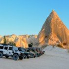 Excursie opțională: Safari cu jeep-ul pentru a te bucura pe deplin de peisajele unice ale Cappadociei, cu opriri pitorești pentru fotografiat peisajele și baloanele cu aer cald caracteristice.