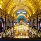 Biserica Sfântul Ștefan Bulgarul, cunoscută și sub numele de Biserica de Fier, are un interior impresionant, cu lucrări de lemn detaliate, icoane aurite și candelabre ornamentale, îmbinând stiluri bizantine și neo-gotice.