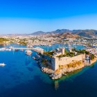 Vedere cu drona a Golfului Bodrum cu portul și castelul medieval din Marea Egee, Turcia