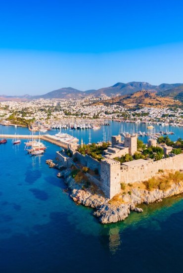 Vedere cu drona a Golfului Bodrum cu portul și castelul medieval din Marea Egee, Turcia