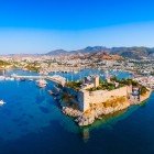 Bodrum este un oraș situat pe peninsula cu același nume, care se întinde de-a lungul coastei de sud-vest a Turciei până la Marea Egee. În prim-plan, castelul medieval și portul.