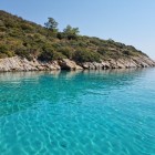 Golful Aquarium: un detaliu al apelor cristaline și neatinse ale golfului — un loc ideal și recomandat pentru o baie de neuitat