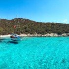 Golful Aquarium este, fără îndoială, unul dintre cele mai frumoase golfuri de vizitat în Bodrum, renumit pentru natura sa neatinsă și apele sale extrem de limpezi, atât de transparente încât seamănă cu cele ale unui acvariu