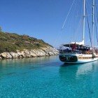 Gulet ancorat în apele cristaline spectaculoase ale Golfului Pabuc, din Marea Egee, la aproximativ 10 km de Bodrum, în provincia Muğla, Turcia