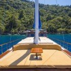 Gulet exclusiv Travellero, zonă în prova cu terasă pentru plajă dedicată, dotată cu perne, saltele și o masă de curtoazie