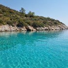 Golful Aquarium: un detaliu al apelor cristaline și neatinse ale golfului — un loc ideal și recomandat pentru o baie de neuitat