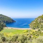 Golful Karikak, în Marea Egee, este un colț liniștit și pittoresc, cu ape cristaline care ating plaje de nisip. Înconjurat de coline verzi, oferă o atmosferă relaxantă și naturală.