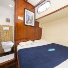 Dimensiunile cabinelor pot varia, deoarece este vorba despre bărci artizanale; nu depășesc 6–8 metri pătrați și sunt dotate fie cu un pat de o persoană și jumătate, fie cu două paturi de o persoană