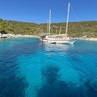 Golful Orak Island este unul dintre cele mai pitorești golfuri din Marea Egee, renumit pentru apele sale cristaline și peisajul nealterat.