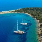 Pabuç Burnu este o atracție turistică fermecătoare, situată în orașul pitoresc Bodrum, din provincia Muğla. Această zonă de coastă superbă este renumită pentru peisajele sale spectaculoase și atmosfera liniștită care o înconjoară