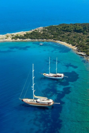 Pabuç Burnu este o atracție turistică fermecătoare, situată în orașul pitoresc Bodrum, din provincia Muğla. Această zonă de coastă superbă este renumită pentru peisajele sale spectaculoase și atmosfera liniștită care o înconjoară