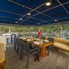 Detalii ale cockpitului unde sunt servite mesele, pregătite de un bucătar privat pentru o experiență gastronomică de excepție