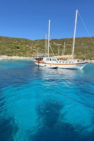 Golful Orak, una dintre cele mai fermecătoare comori ale coastei egee a Turciei, cucerește vizitatorii cu apele sale turcoaz și cristaline, perfecte pentru înot, snorkeling și scufundări.