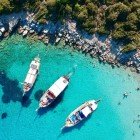 Insula Orak, situată la capătul Golfului Gökova, la aproximativ 16 km de Bodrum, este renumită pentru varietatea impresionantă de viețuitoare marine care o populează, inclusiv țestoasa Caretta caretta. Acest lucru o transformă într-o destinație ideală pentru pasionații de scufundări și snorkeling