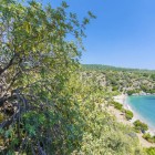 Golful Ilgin din Turcia este înconjurat de o vegetație luxuriantă, cu pini, măslini și vegetație mediteraneană, creând un peisaj verde și prosper.