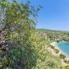 Una dintre splendidele golfuri din Golful Mazi, pe Marea Egee, caracterizată prin ape cristaline și nisip fin și auriu, este locul ideal pentru înot, snorkeling sau pur și simplu pentru a te relaxa la soare.