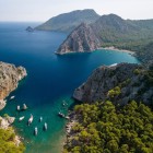 Coastele golfului Kissebükü Koyu din Turcia se caracterizează prin plaje liniștite, ape cristaline și un peisaj natural neatins, ideale pentru relaxare și liniște.