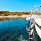 Detalii despre marea cristalină a Golfului Pabuc, situat în Marea Egee, în Turcia, la doar 10 km de Bodrum.