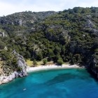 Vedere aeriană a Golfului Kargicak din Turcia, cunoscut pentru apele sale cristaline și fauna marină bogată.