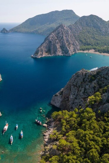 Vedere aeriană a Golfului Kissebuku Koyu de pe coasta Keramusului și Alicarnassusului, Marea Egee, districtul Mazi, la doar 20 km de Bodrum, Turcia.