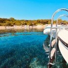 Detalii despre marea cristalină a Golfului Pabuc, situat în Marea Egee, în Turcia, la doar 10 km de Bodrum.