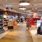 Magazinul duty-free al aeroportului Milas-Bodrum oferă o gamă largă de parfumuri, produse cosmetice, băuturi alcoolice și suveniruri, într-un spațiu modern și bine organizat.