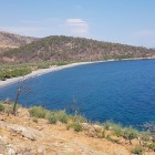 Împresurată de coline și stânci, coasta oferă peisaje spectaculoase, fiind un loc perfect pentru relaxare și explorarea naturii.
