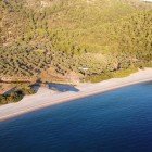 Plaja Seytan Yalisi, situată în peninsula Bodrum din Turcia, este un colț paradisic, caracterizat de ape cristaline și nisip fin și auriu