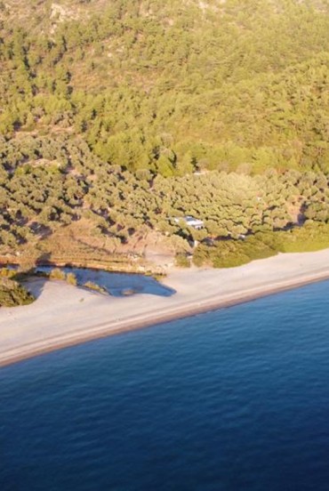 Plaja Seytan Yalisi, situată în peninsula Bodrum din Turcia, este un colț paradisic, caracterizat de ape cristaline și nisip fin și auriu