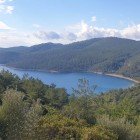 Atmosfera liniștită și frumusețea naturală a zonei fac din Golful Seytan Yalisi o destinație ideală pentru cei care caută un refugiu departe de aglomerație.