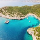 Golful Kissebuku din Turcia încântă cu apele sale turcoaz, plajele liniștite și peisajele naturale, perfect pentru cei care caută un refugiu de pace și frumusețe.
